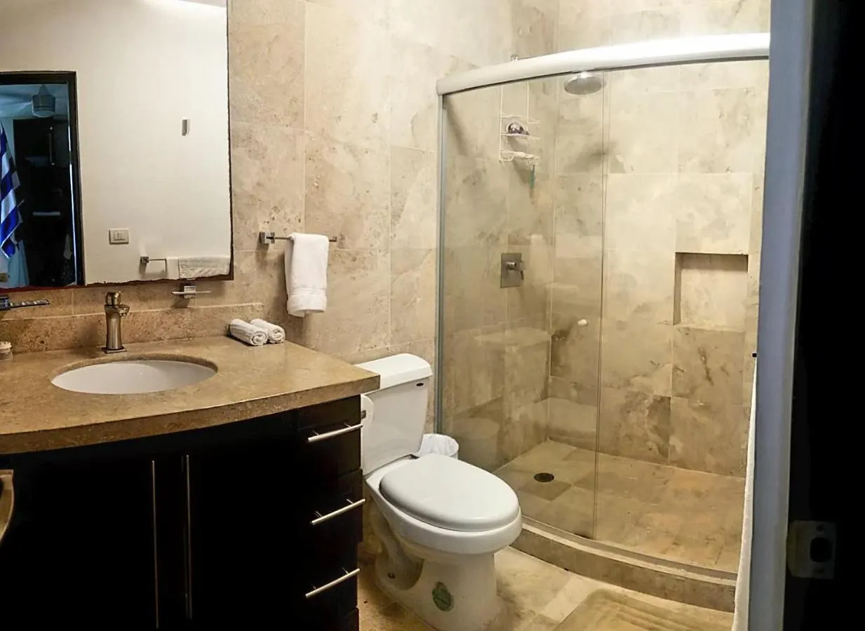 Stunning 1 Bedroom 1 Bathroom Modern Condo Few Blocks To The Beach And 5Th Avenue Playa del Carmen Casa vacanze